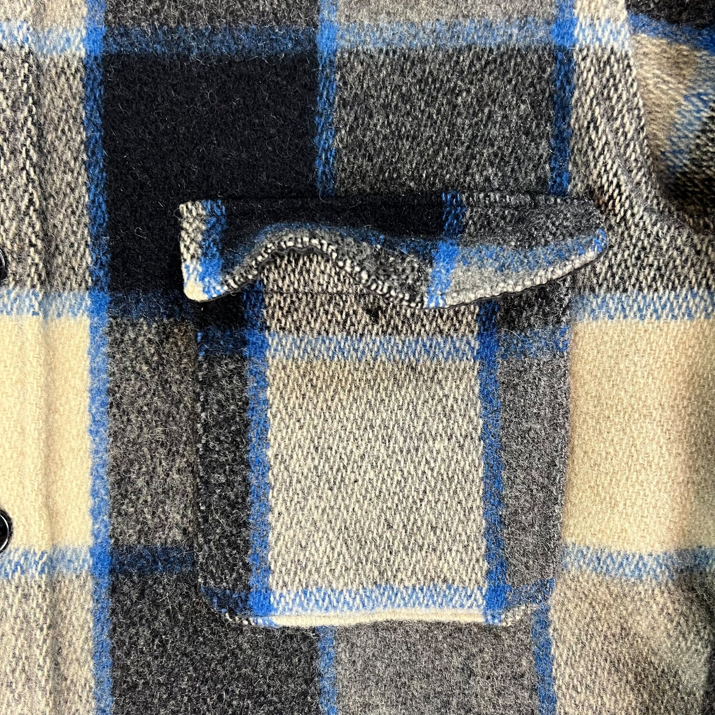 Vintage 1970s Woolrich heavy plaid flannel button up (XL)