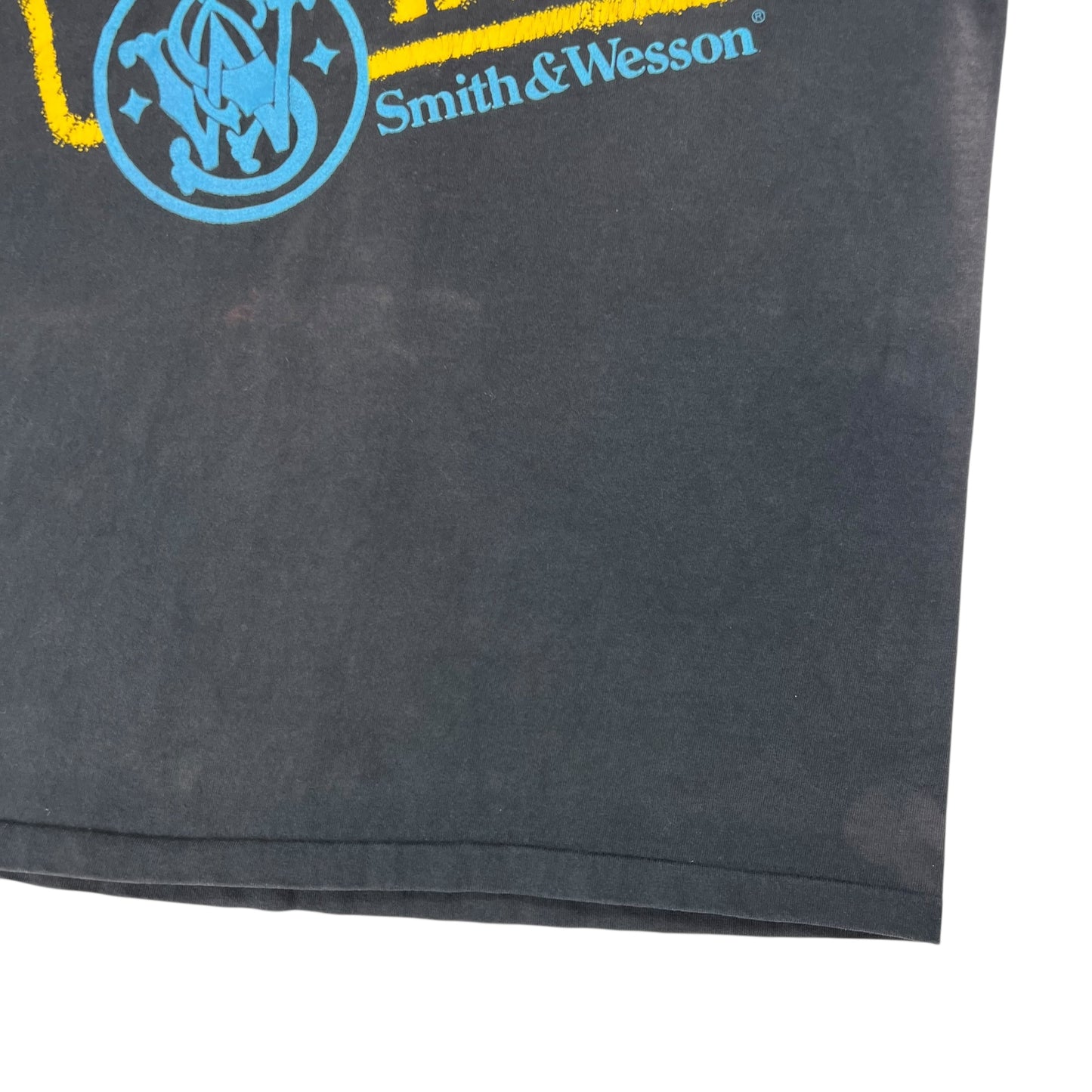 Vintage 90s Insured By Smith & Wesson faded gun tee (L)