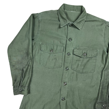 Vintage 1970s OG-107 cotton worn button up Vietnam era military shirt (M)