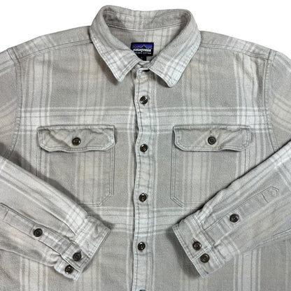2019 Patagonia organic cotton flannel button up shirt (L)