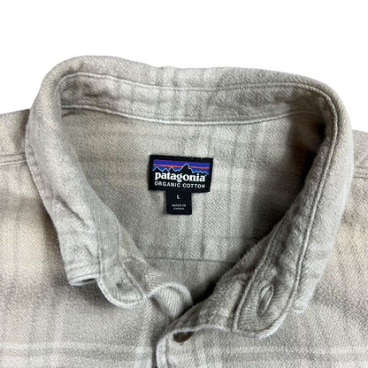 2019 Patagonia organic cotton flannel button up shirt (L)