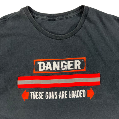 Vintage Y2K DANGER these guns are loaded gag tee (L)