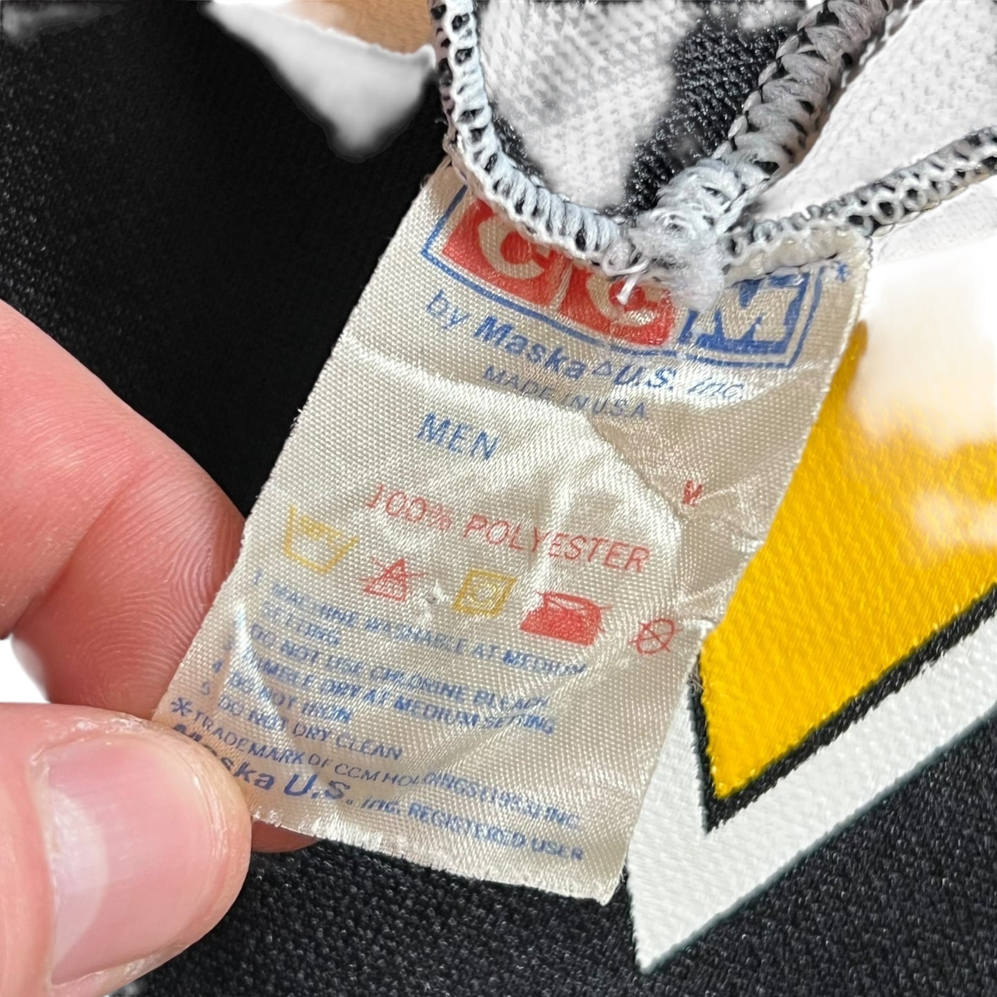 Vintage 90s CCM Pittsburgh Penguins NHL hockey jersey (M)