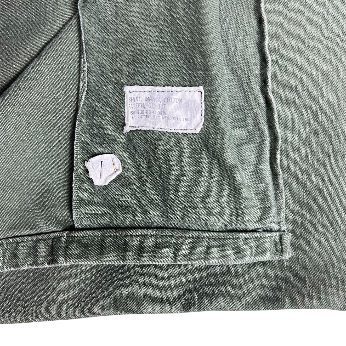 Vintage 1970s OG-107 cotton worn button up Vietnam era military shirt (M)
