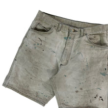 Load image into Gallery viewer, Vintage 90s Wrangler paint splattered distressed beige denim jean shorts jorts (34)